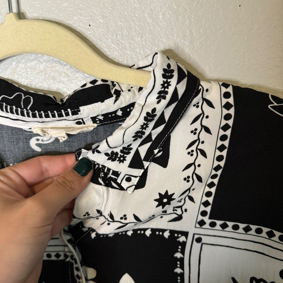 Sunburst Kiss Linen Cropped Button Down Shirt Black & White - Picture 6 of 6